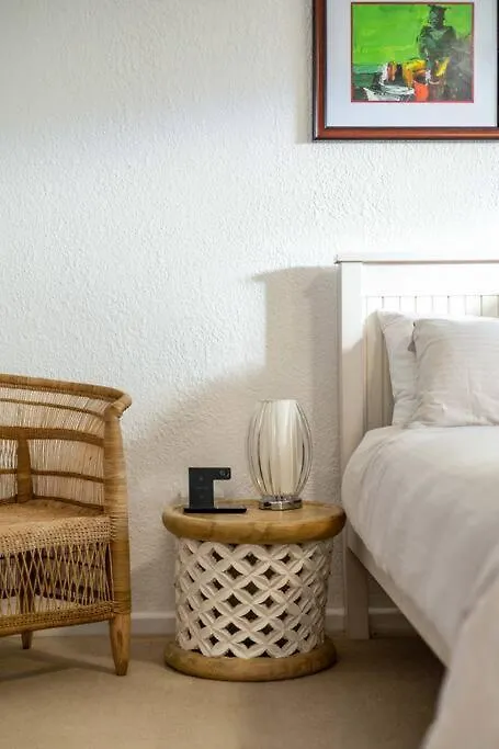 Charming 2 Bedroom, Garden Cottage, Camps Bay, Cape Town, South Africa Διαμέρισμα