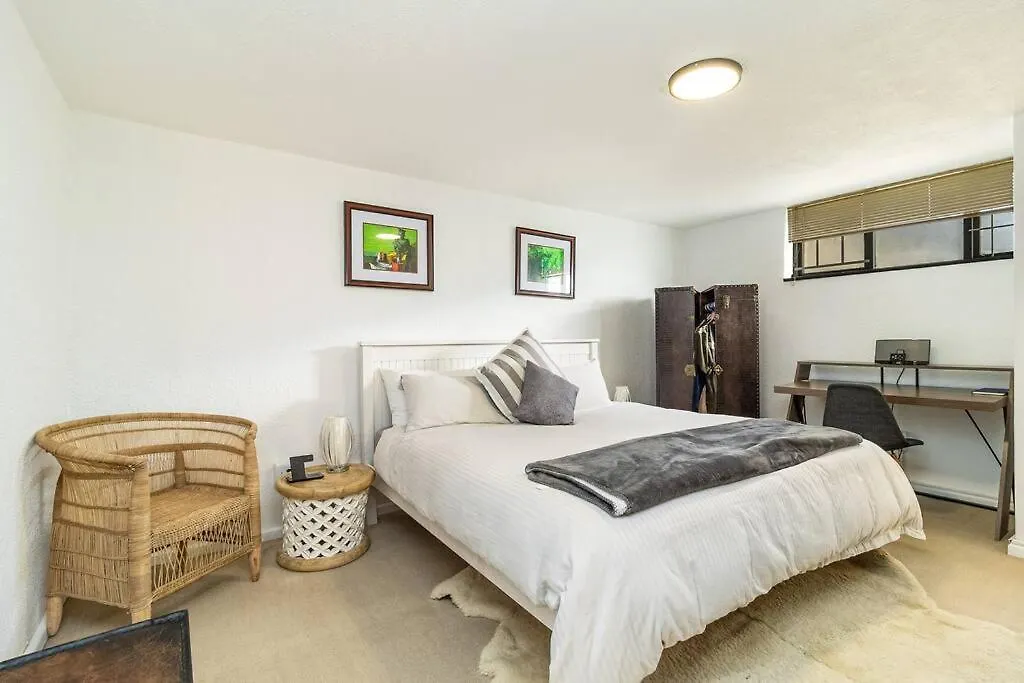 Charming 2 Bedroom, Garden Cottage, Camps Bay, Cape Town, South Africa Διαμέρισμα